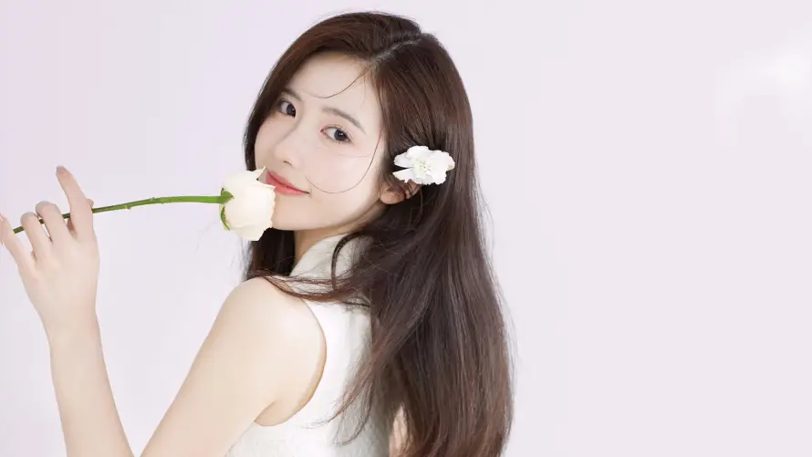 2k微笑壁纸-美女 - 长发-发间花「哲风壁纸」