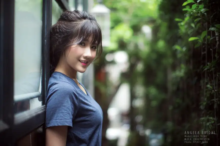 3k微笑壁纸-户外 - 绿植-美女「哲风壁纸」
