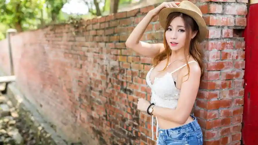 2k性感壁纸-美女 - 红砖墙-夏日户外「哲风壁纸」
