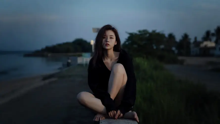 4k夕阳美女壁纸-平静表情 - 氛围写真-海边沙滩「哲风壁纸」