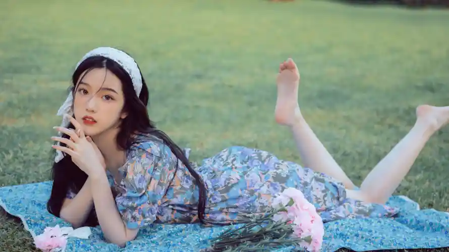 4k女孩壁纸-治愈 - 草地-躺姿「哲风壁纸」