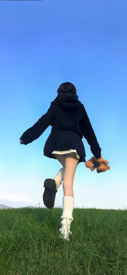 4k奔跑壁纸 - 美女 - 蓝天 - 手机壁纸「哲风壁纸」