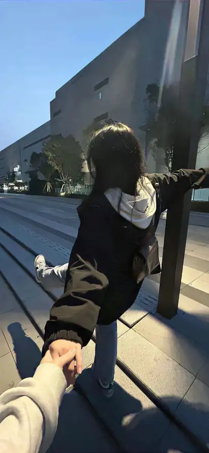 4k女孩壁纸 - 牵手 - 美女 - 长发「哲风壁纸」
