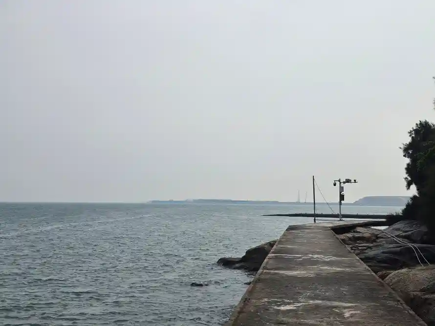 4k风景壁纸-岩石海岸 - 平静海面-灰色天空「哲风壁纸」