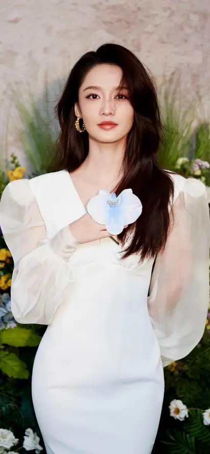 4k李沁壁纸 - 迷人 - 爱心道具 - 白衣美女「哲风壁纸」