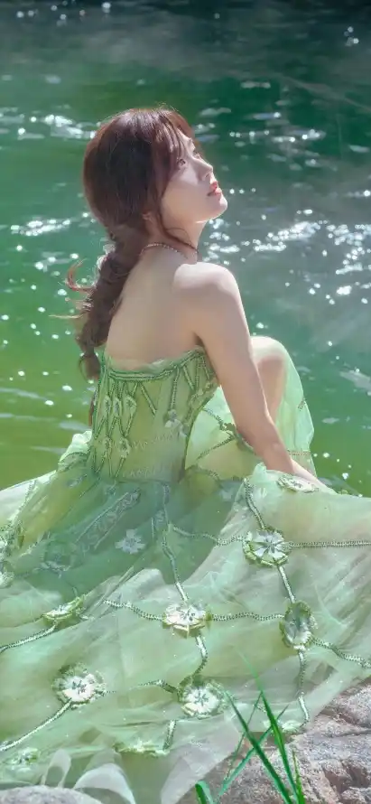 4k清新壁纸 - 湖水 - 绿裙美女 - 绿色连衣裙「哲风壁纸」