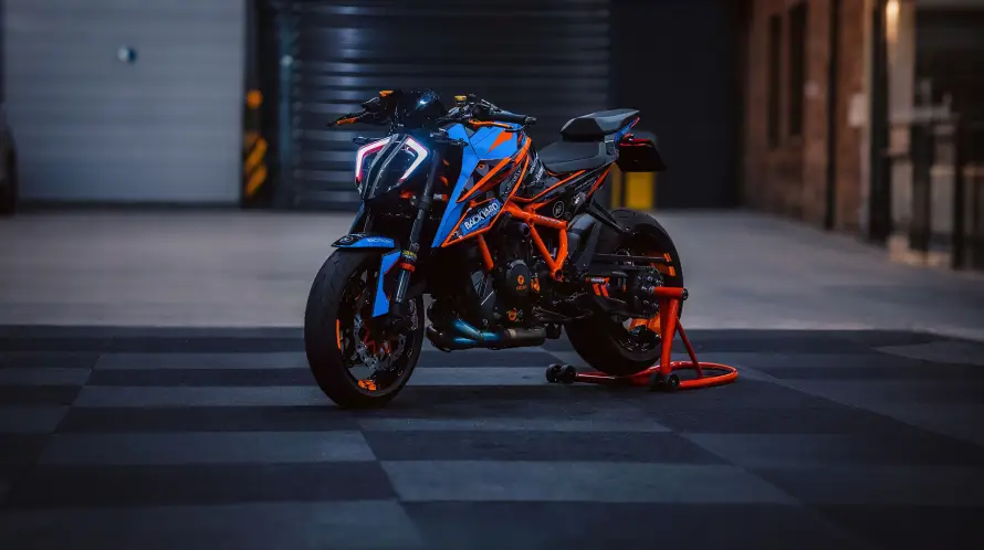 4k室内壁纸-机车 - 车库-KTM「哲风壁纸」 4k室内壁纸-机车 - 车库-KTM「哲风壁纸」
