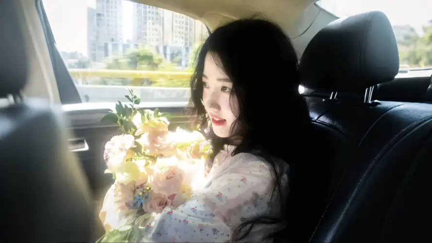 2k捧花壁纸-车内 - 长发-卢昱晓「哲风壁纸」