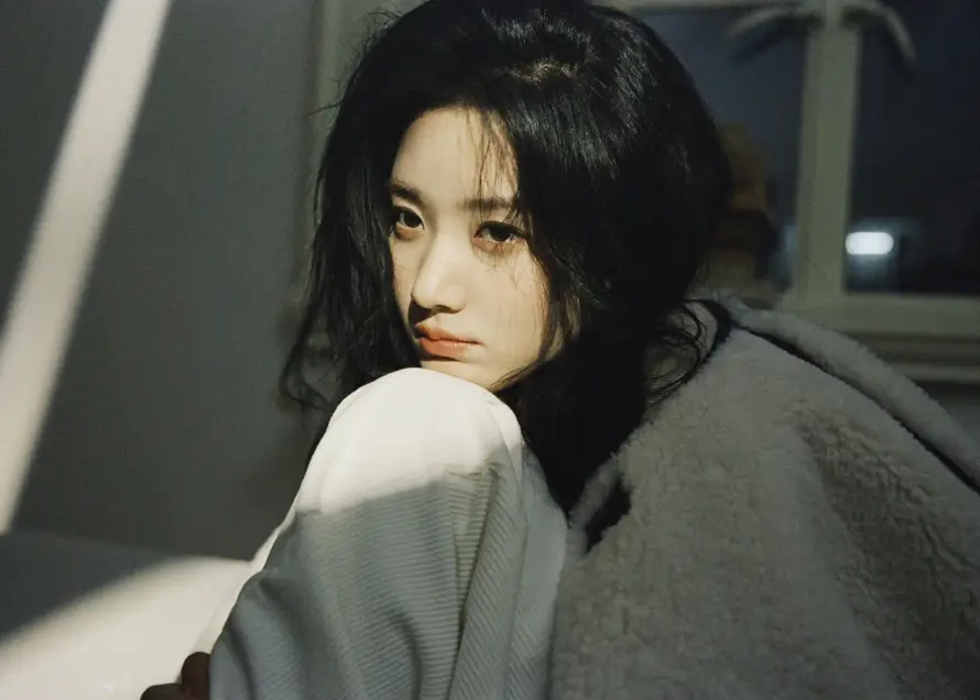 3k光影壁纸-窗边 - 卢昱晓-女明星「哲风壁纸」