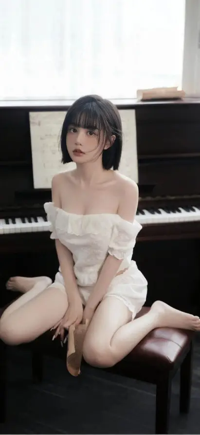 4k室内壁纸 - 钢琴 - 手机壁纸 - 短发女生「哲风壁纸」