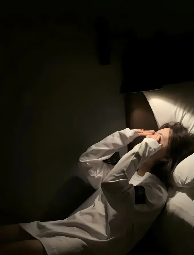 4k卧室壁纸 - 卧床 - 昏暗 - 美女「哲风壁纸」