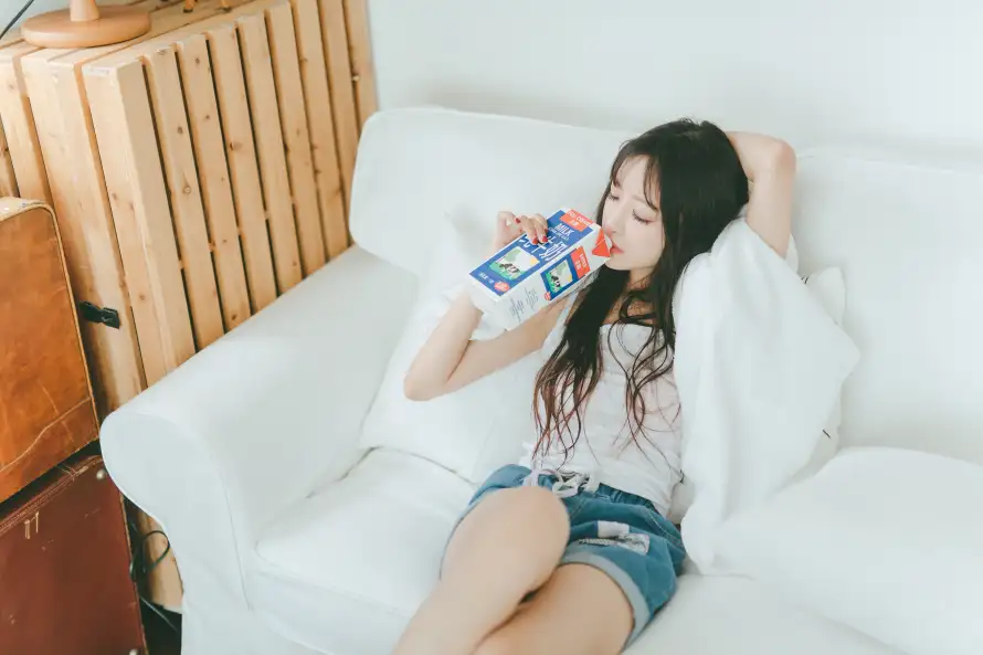 4k休闲壁纸-写真 - 沙发-美女「哲风壁纸」