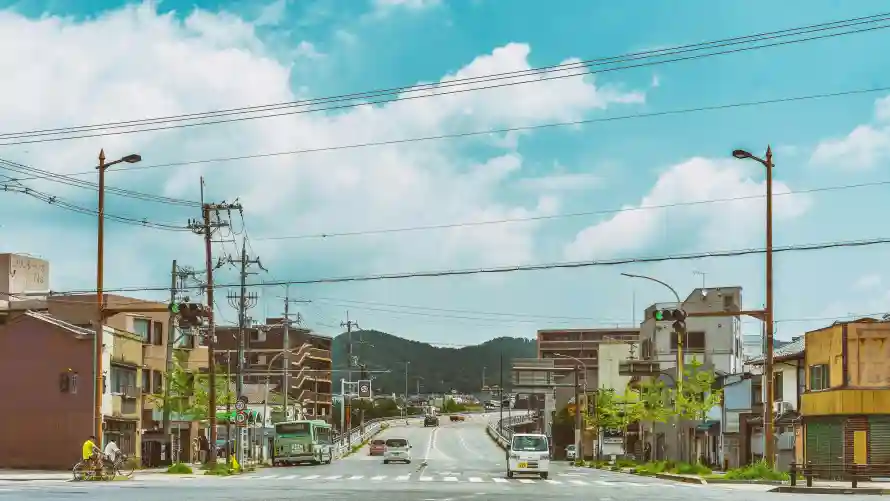4k建筑壁纸-白云 - 蓝天-街道「哲风壁纸」