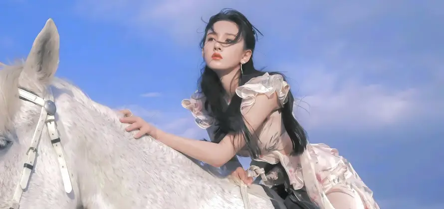5k明星壁纸-白马 - 美女-蓝天「哲风壁纸」