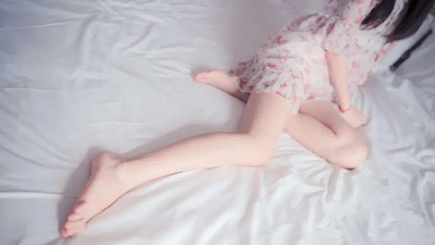 6k卧床壁纸-短裙 - 美女-美腿「哲风壁纸」