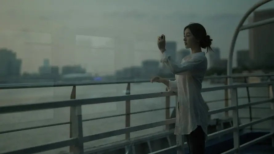 8k城市壁纸-女子 - 拍照-游轮「哲风壁纸」
