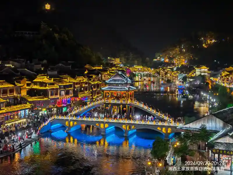 凤凰古城夜色 - 壁纸图片1