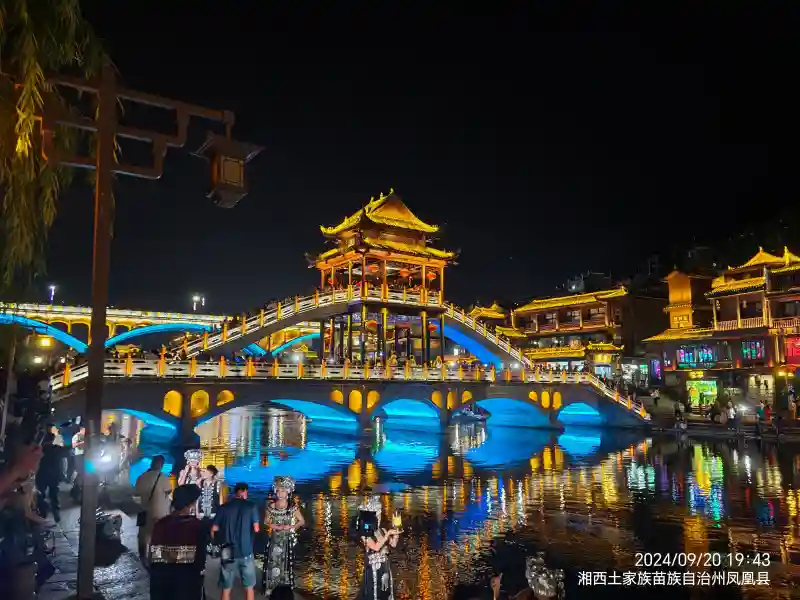 凤凰古城夜色 - 壁纸图片2