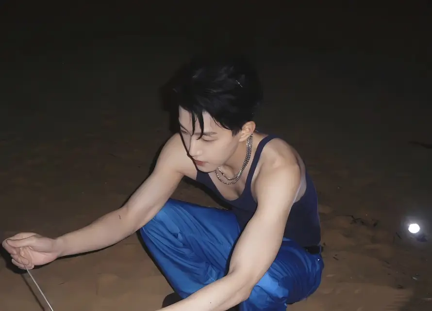 2k夜晚壁纸-沙滩 - 蓝色-蹲姿「哲风壁纸」