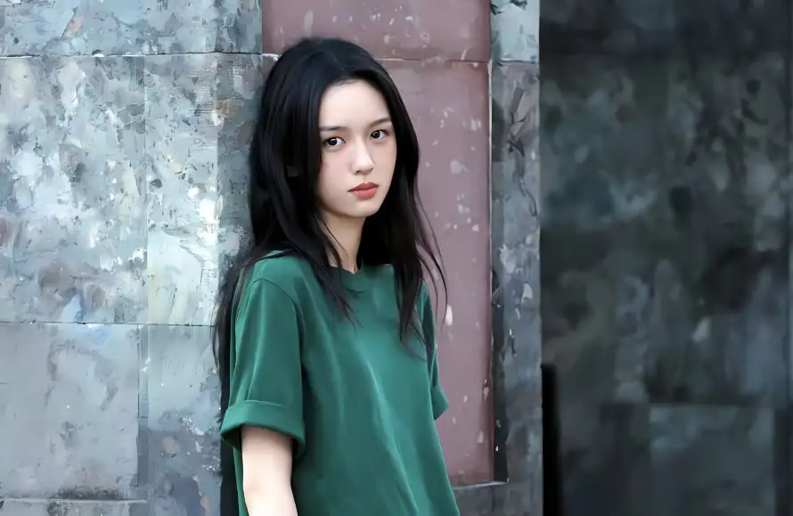 2k周也壁纸-巷子 - 石墙-绿衣「哲风壁纸」