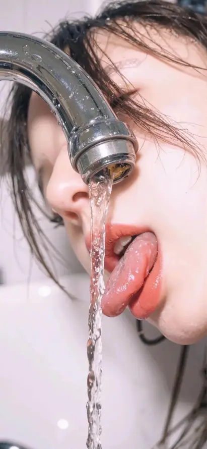 4k美女壁纸 - 水 - 舌头 - 水龙头「哲风壁纸」