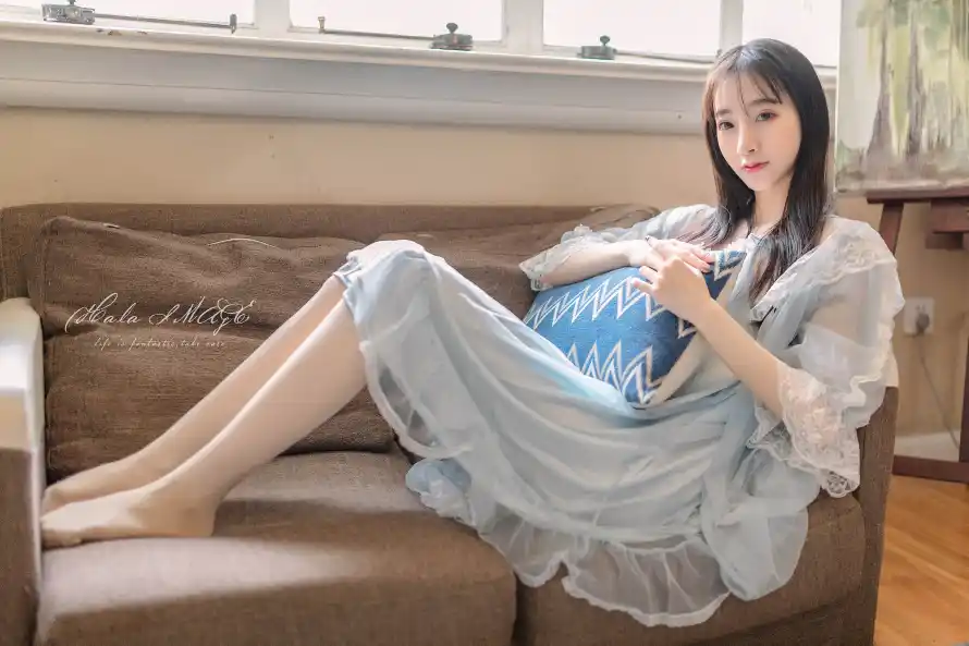 3k居家壁纸-抱枕 - 沙发-美女「哲风壁纸」
