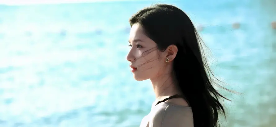 5k侧脸壁纸-吊带 - 明星-海边「哲风壁纸」