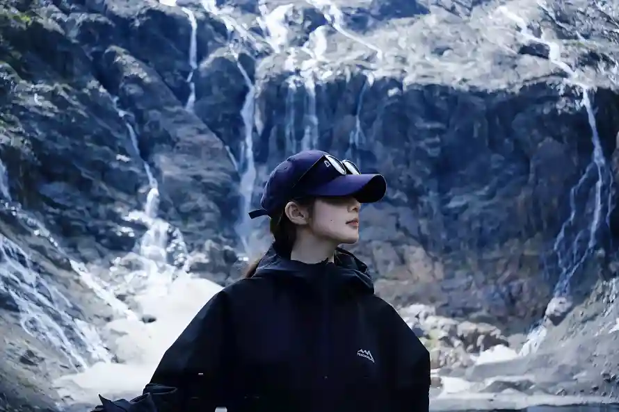 4k山峦壁纸-户外 - 瀑布-美女「哲风壁纸」