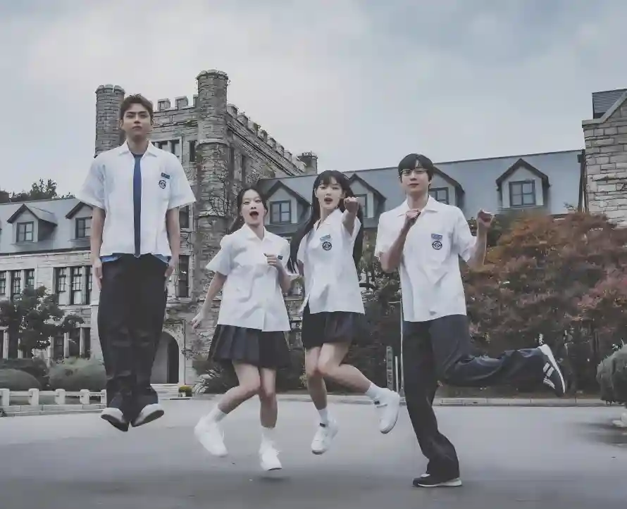 2k校园壁纸-校服 - 跳跃-青春「哲风壁纸」