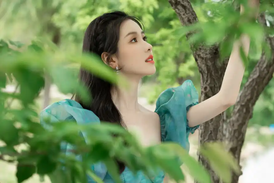 2k户外壁纸-清新 - 绿树-女明星「哲风壁纸」