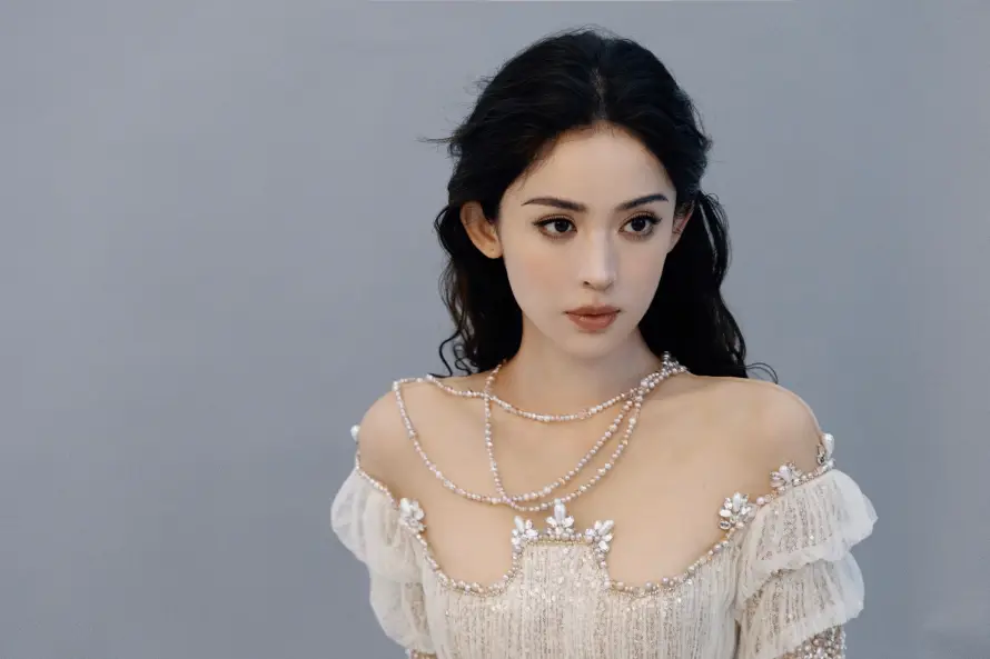 2k卷发壁纸-女明星 - 露肩装-古力娜扎「哲风壁纸」