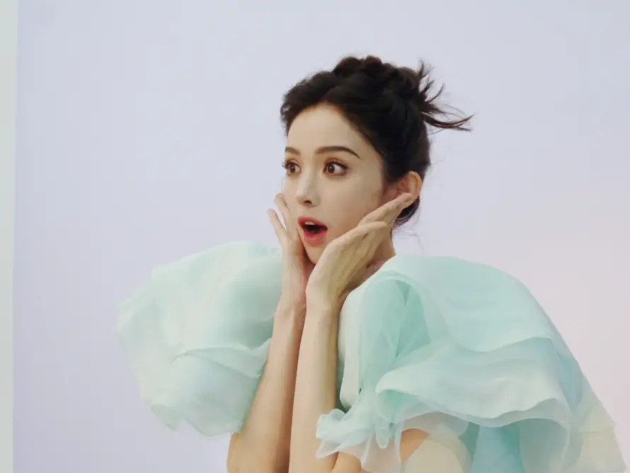 2k女明星壁纸-蓬松裙 - 古力娜扎-可爱表情「哲风壁纸」