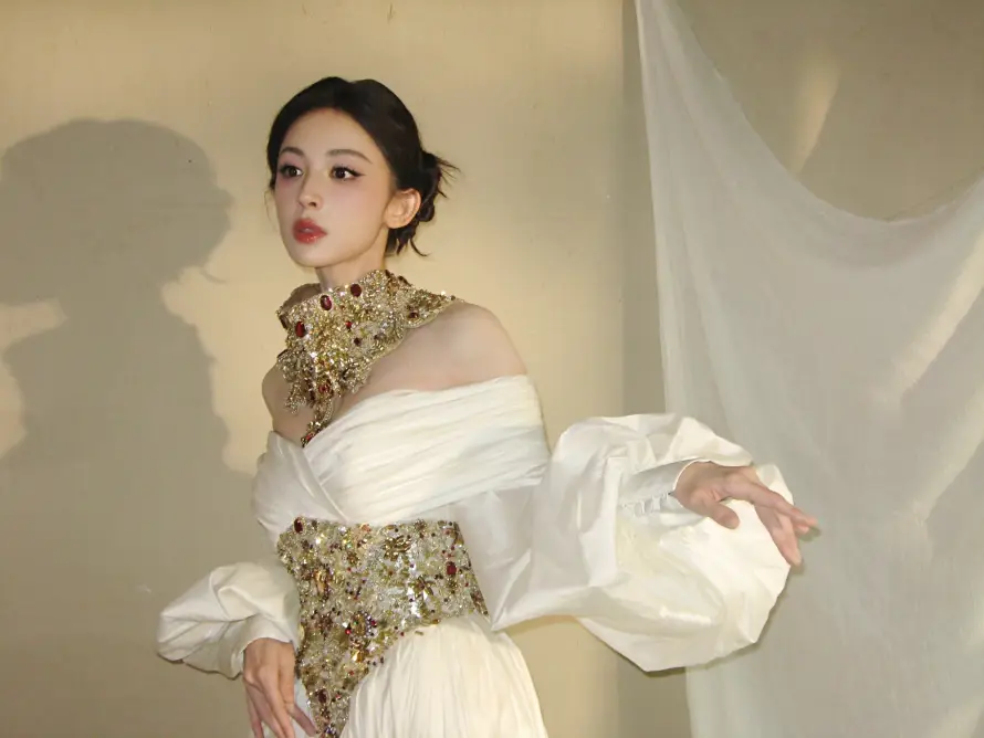 2k女明星壁纸-露肩装 - 古力娜扎-时尚造型「哲风壁纸」