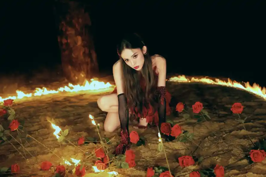 2k暗黑壁纸-火焰 - 跪地-女明星「哲风壁纸」