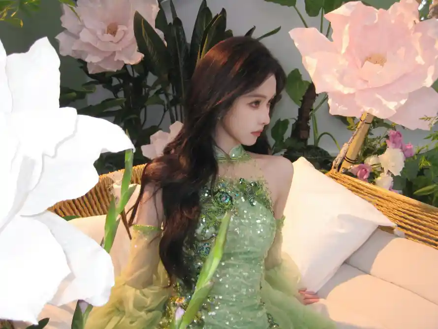 2k长发壁纸-女明星 - 粉色花-陈都灵「哲风壁纸」
