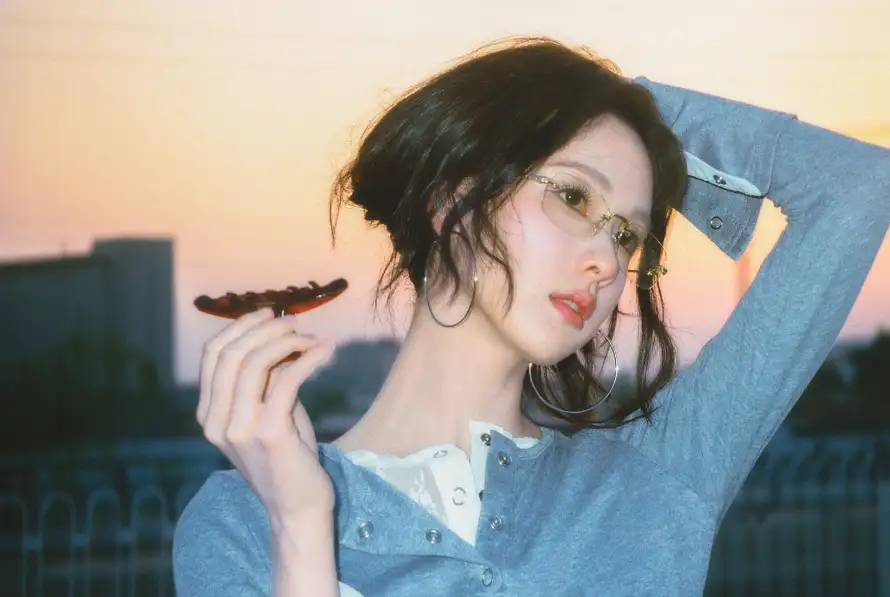 2k女明星壁纸-陈都灵 - 城市黄昏-手持蝴蝶「哲风壁纸」