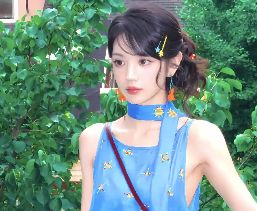 2k发夹壁纸-田曦薇 - 绿植背景-花朵图案「哲风壁纸」