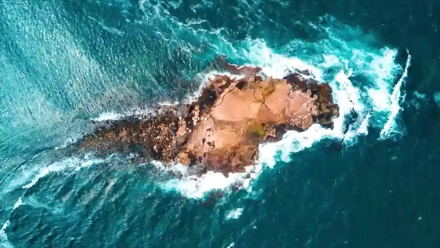 4k小岛壁纸-海洋 - 海浪-礁石「哲风壁纸」