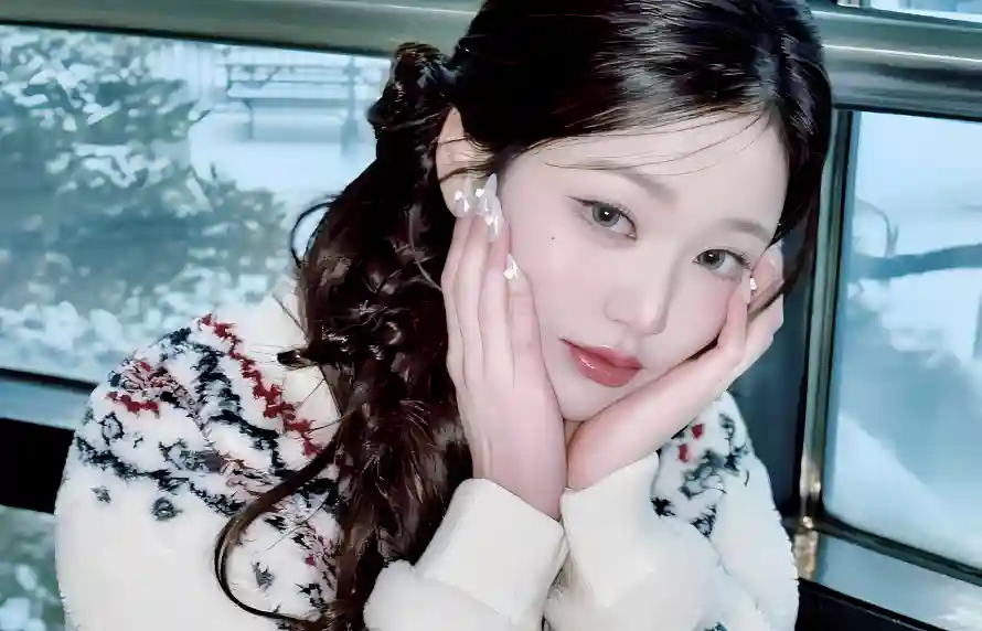 2k卷发壁纸-毛衣 - 窗边-美女「哲风壁纸」