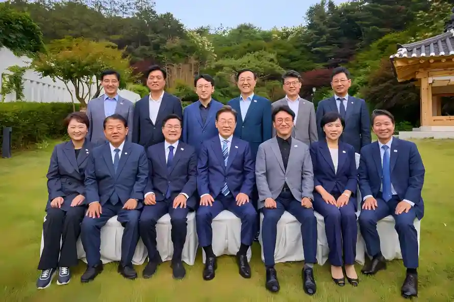 2k合影壁纸-户外 - 草坪-西装「哲风壁纸」