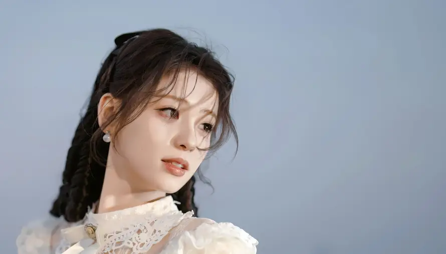 4k美女壁纸-白衣美女 - 精致妆容-蕾丝服饰「哲风壁纸」