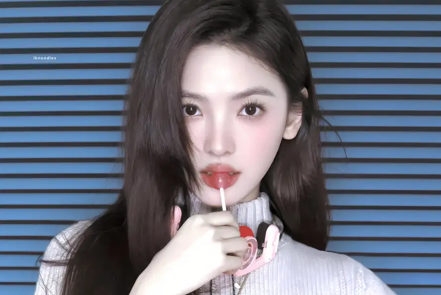 4k红唇壁纸-美女 - 长发-棒棒糖「哲风壁纸」