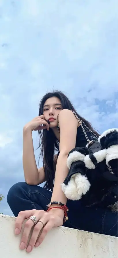 4k手链壁纸 - 美女 - 蓝天 - 黑衣「哲风壁纸」