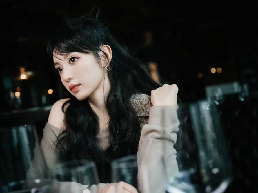 12k室内壁纸-美女 - 酒杯-露肩「哲风壁纸」 12k室内壁纸-美女 - 酒杯-露肩「哲风壁纸」