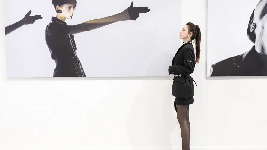 2k展览壁纸-美女 - 黑丝-美术馆「哲风壁纸」