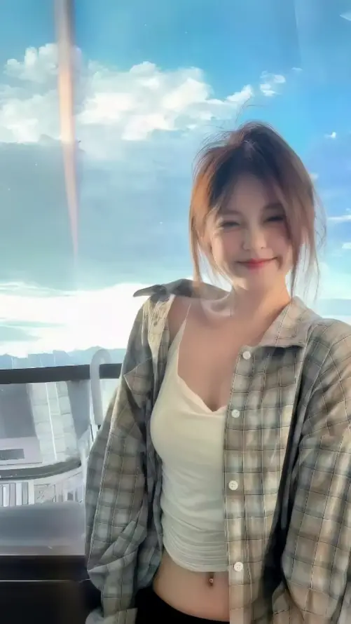 4k微笑壁纸 - 户外 - 美女 - 蓝天「哲风壁纸」
