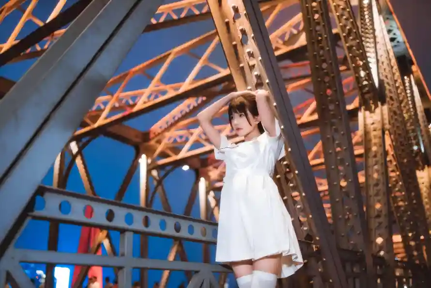 6k夜景壁纸-美女 - 街拍-铁桥「哲风壁纸」