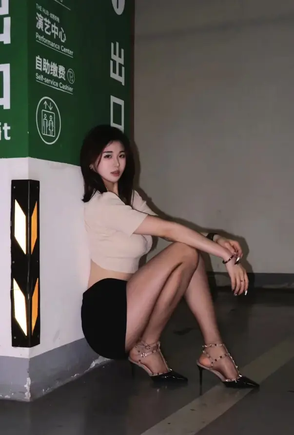 4k坐姿壁纸 - 短袖 - 美女 - 黑裙「哲风壁纸」