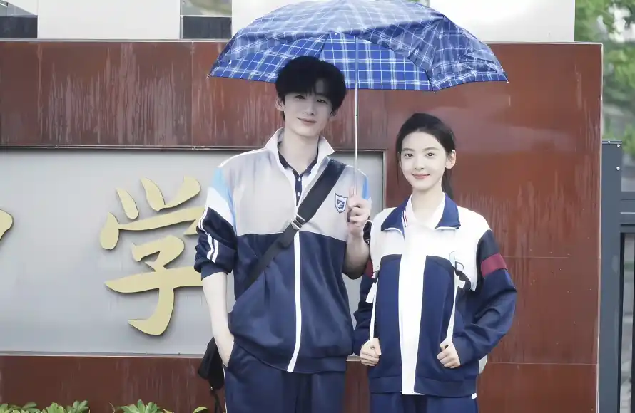 2k校园壁纸-校服 - 难哄-雨伞「哲风壁纸」