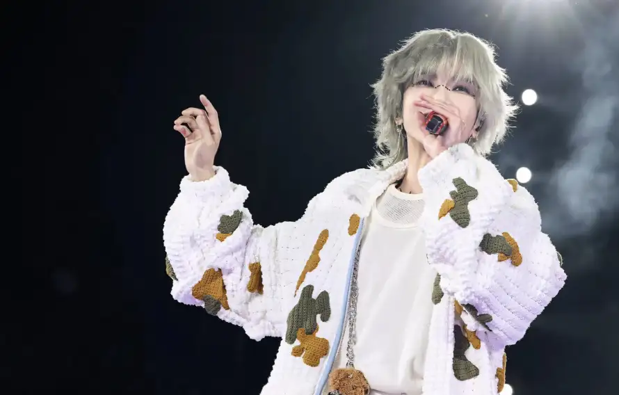 2k话筒壁纸-华晨宇 - 演唱会-白色外套「哲风壁纸」